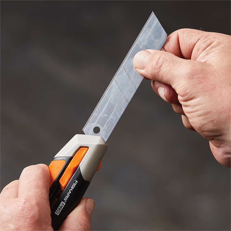 Fiskars 25mm Pro CarbonMax Snap Off Knife | Bunnings Warehouse