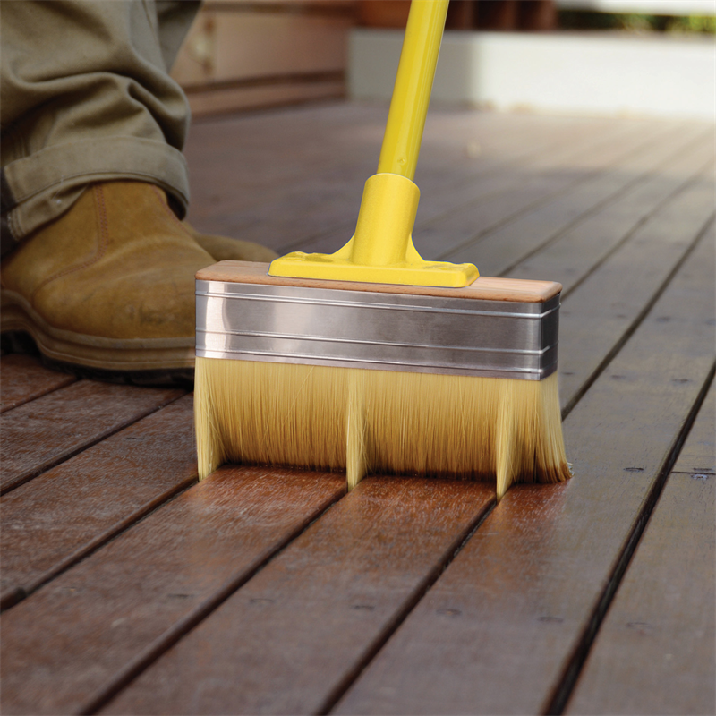 Brushing wood. Щетка для покрытия маслом террасы.